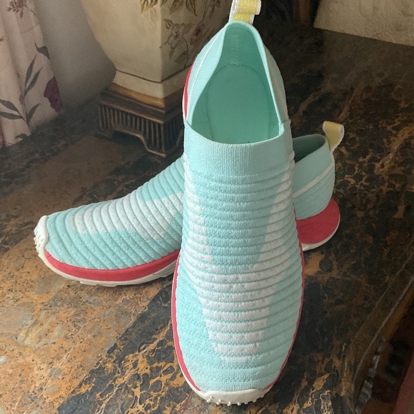 MERREL LIGHT TURQUOISE BLUE/RED SOLE STRETCH WOMEN SNEAKERS SIZE US 8.5 - Picture 1 of 12